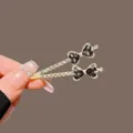 Pinzas para el cabello doradas con pedrería brillante y elegantes cristales negros de corazón. - Lazo de Cristal Corazón / Paquete de 2 / Dorado