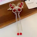Exquisita pinza de pelo de mariposa con flores de terciopelo rojo, pedrería y borlas de perlas. - Clip Retorcido Mariposa Seis Flores Rojas