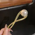 Elegante pinza para el cabello dorada con perla grande, perfecta para peinados cotidianos chic. - Perla Única / Dorado