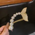 Elegante pinza de pelo de cola de sirena de perlas, pasador de metal dorado, accesorio chic. - Cola de Pez de Perla Artificial / Dorado