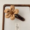 Pinza de pelo de flor de felpa marrón, horquilla grande de pico de pato para mujeres, accesorio de cabello. - Caqui