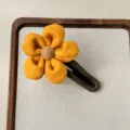 Pinza de pelo de flor de felpa amarilla, bonita horquilla de tela para peinados y accesorios - Amarillo