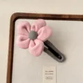 Leuke pluche bloem haarspeld voor vrouwen, zachte roze en grijze haarclip in groot formaat. - Roze