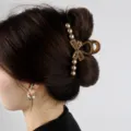 Pinza de pelo grande marron con perlas y estrases, diseno de lazo estilo coreano chic. - Lazo