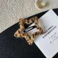 Pince a cheveux etoile imprimee leopard en peluche, accessoire coiffure de 6.5cm. - Pentagramme / Café Clair