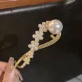 Pinza de pelo dorada con perlas, elegante diseño de cola de pez para un peinado diario chic. - Perla Floral / Dorado