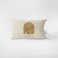 Gros plan détaillé d'un coussin rectangulaire avec imprimé floral et citation inspirante. - Motif Recto-Verso 30x50cm (Housse de Coussin Sans Garnissage) / Style Bois Abstrait 2
