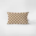 Gros plan d'une housse de coussin rectangulaire à motif à carreaux marron et beige pour le canapé. - Motif Recto-Verso 30x50cm (Housse de Coussin Sans Garnissage) / Style Bois Abstrait 4