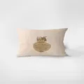 Gros plan détaillé du coussin lombaire rectangulaire style Wabi-Sabi avec texte abstrait. - Style Bois Abstrait 5