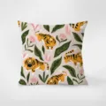 Nahaufnahme des süßen Tiger- und Tropenblumen-Kissenbezugs mit weicher Textur. - Blumensaison 06