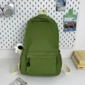 Einfarbiger Pendler Rucksack für Damen, große Kapazität, Schultertasche für Studenten. - Mit Anhänger / Grün