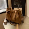 Braune PU-Leder Damen Shopper Tasche, große Kapazität Schulter Eimer Tasche mit breitem Gurt. - Braun