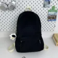Minimalistischer schwarzer Damen-Rucksack, große Kapazität, Freizeittasche für Schule. - Mit Anhänger / Schwarz