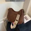 Stylische braune Damen Umhängetasche mit breitem Mustergurt und elegantem Design für Alltag. - Braun