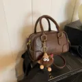 Braune PU Leder Mini Boston Handtasche mit pluesch Anhänger, schicke Umhängetasche für Damen. - Mit Anhänger / Kaffeebraun