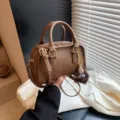 Braune PU-Leder Boston Handtasche Vintage Stil Umhängetasche kleine quadratische Tasche - Mit Anhänger / Braun