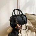 Schwarze Damen Handtasche im Boston-Stil mit Plüsch Anhänger, elegante Umhängetasche für Frauen. - Mit Anhänger / Schwarz