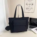 Schwarze große Damen Tote Bag, stilvolle Umhängetasche mit Vordertasche und Kleinem Pouch. - Schwarz