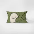 Primo piano dettagliato di un morbido cuscino in peluche con un simpatico viso sorridente. - Motivo Bifacciale 30x50cm (Fodera Senza Imbottitura) / Smiley Affascinante 1