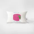Dettaglio in primo piano del cuscino in velluto bianco con illustrazione di torta rosa. - 30x50cm (Senza Nucleo) / Stile Crema Dopamine 2