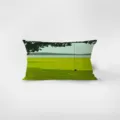Dettaglio di cuscino rettangolare in velluto verde con stampa di paesaggio forestale. - Modello Verde 7