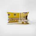 Vista detallada del cojín rectangular de terciopelo amarillo con una ilustración urbana. - Amarillo 5