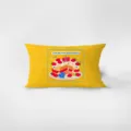 Vue détaillée du coussin décoratif en velours jaune avec un joli motif de gâteau aux fraises. - SWEET 8