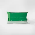 Dettaglio del cuscino rettangolare verde con design di testo stimolante per arredare. - Modello Verde 8