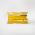 Detalle de cojín rectangular amarillo estilo nórdico, terciopelo suave con texto inspirador. - Amarillo 7