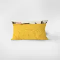 Detalle de cojín rectangular de terciopelo con gráfico de paisaje artístico y texto. - Amarillo 10