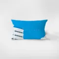 Dettaglio cuscino decorativo rettangolare morbido con stampa d arte di cielo blu e testo. - 30x50cm (Senza Imbottitura) / Blu 2