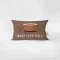 Dettaglio del cuscino rettangolare in stile retro Maillard con tazza caffe e testo. - Motivo Bifacciale 30x50cm (Fodera Senza Imbottitura) / Stile Maillard vintage 3