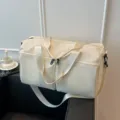 Große einfarbige Reisetasche, Sporttasche und Freizeittasche für Damen in Cremeweiß. - Weiß