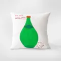 Cuscino decorativo con illustrazione di bottiglia verde e citazione per divano. - Stampa Bifacciale 35x35cm (Copertura Senza Imbottitura) / Piccola Ragazza 1