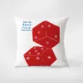 Dettaglio di cuscino decorativo quadrato con grafica di dado rosso e testo stampato. - Stampa Bifacciale 35x35cm (Copertura Senza Imbottitura) / Cuscino Divertente 368-3