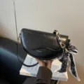 Schwarze PU Leder Satchel Umhängetasche mit Kette und Schal, elegante Damentasche neu. - Schwarz