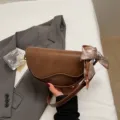 Braune Satteltasche für Damen, schicke PU-Ledertasche mit Seidenschal, lässiger Stil. - Karamellbraun