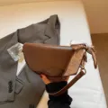 Braune Ledertasche für Damen, stilvolle Halbmond-Umhängetasche mit Herz-Schal Dekoration - Braun