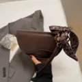 Braune Umhängetasche für Damen, schicke Satteltasche mit Herzschal als Accessoire. - Kaffeebraun