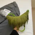 Grüne Fransen Wildleder Hobo Schultertasche trendige Halbmond Umhängetasche Damen Alltag Tasche - Grün