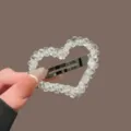 Exquise barrette à cheveux en forme de cœur perlée, élégante pince latérale en cristal. - Cœur / Blanc