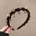 Diadema de terciopelo marron con diamantes de imitacion y dientes, accesorio cristal. - Un Solo Jugador / Marrón