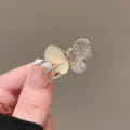 Bonita pinza de pelo de mariposa con pedrería y piedra ópalo para estilo diario. - Mariposa Dorada Semicat-Eye
