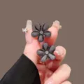 Mini pince à cheveux camélia noir, petit accessoire floral mignon pour cheveux et frange. - Noir Fleur Unique