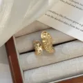 Anillo abierto dorado minimalista con diseño de lazo texturizado, joyería de moda vintage. - Oro Asimétrico Parche Texturizado