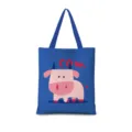 Vue détaillée du sac cabas en toile bleue avec un joli imprimé de vaches roses et texte. - Zodiaque Vertical 02 (Sangle Bleue)