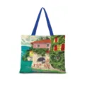 Gros plan du sac cabas en toile montrant une illustration de bord de mer et des anses bleues. - Coton Lin Impression Double Face + Fermeture Eclair + Poche Intérieure / Illustration Japonaise Horizontale 11 (Sangle Bleue)