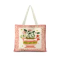 Gros plan détaillé du motif artistique de vase de fleurs et de la bordure en dentelle sur le sac cabas. - Romantisme Horizontal 07 - Sangle Beig