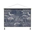 Tapisserie murale style vague ukiyo-e japonaise avec tiges en bois et pompons - Vagues de Lignes / 65x45cm