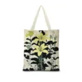 Vue détaillée du sac cabas en toile imprimée avec un motif floral de lys art nouveau. - Lys Ligne Vertical 06 (Sangle Beige)